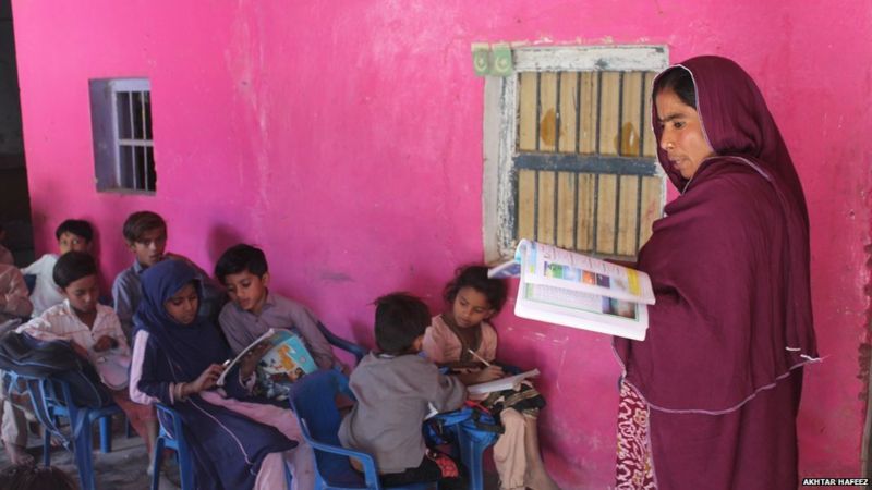 Photo of पाकिस्तानी महिला ने मंदिर में खोल दिया स्कूल, पढ़ रहे हैं वहां पर अल्पसंख्यकों के बच्चे
