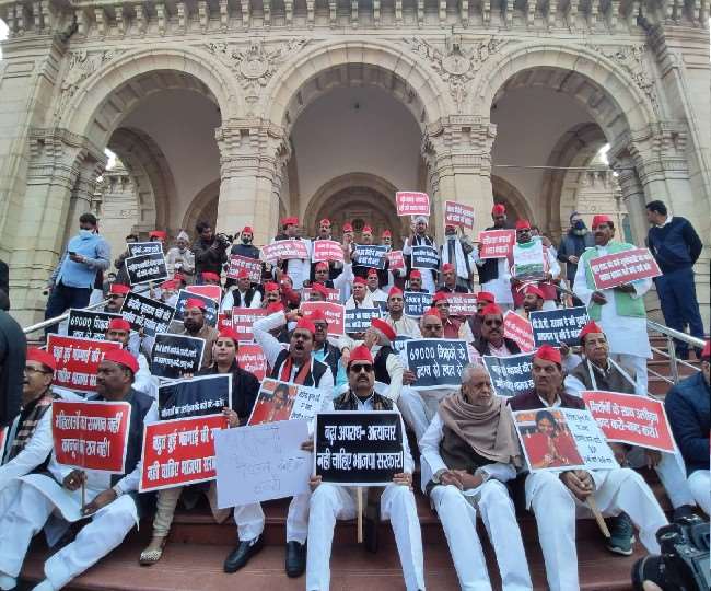 Photo of यूपी की विधानसभा में केंद्रीय गृह राज्य मंत्री अजय मिश्र टेनी के बर्खास्तगी की उठी मांग, कांग्रेसियों ने विधानसभा के सामने निकाला पैदल मार्च