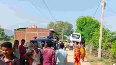 Photo of यूपी में तीर्थयात्रियों से भरी बस बिजली के तारों से टकराई, आठ झुलसे