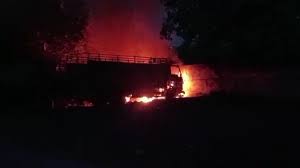 Photo of मेरठ: देखते ही देखते 7 कारें जल कर हो गईं खाक, पुलिस ने भाग कर बचाई जान