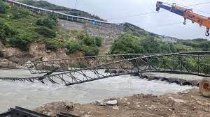 Photo of Badrinath Dham: मास्टर प्लान के तहत बन रहे पुल का ढांचा गिरने से हादसा, नदी में बहे दो मजदूर, एक की जान बची