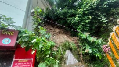 Photo of मूसलाधार बारिश से टपकेश्वर महादेव मंदिर का पुश्ता ढहा