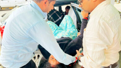 Photo of खाई में गिरी पर्यटकों की कार, चिकित्सक ने बचायी घायलों की जान