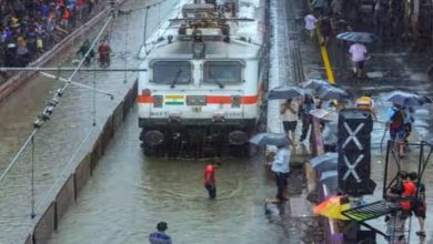 Photo of आठ सौ यात्रियों को बचाने के प्रयास जारी, सेना तैनात