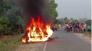 Photo of आग का गोला बनी कार, ड्राइवर ने कूदकर बचाई जान