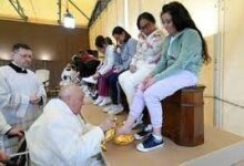 Photo of पोप ने महिलाओं के पैर धोए