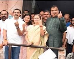 Photo of गडकरी ने नागपुर में किया मतदान