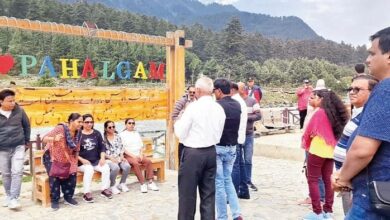 Photo of पहलगाम में आतंकी हमले के बाद भी पर्यटकों का हौसला बरकरार