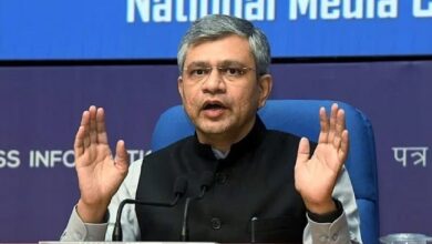 Photo of बीएसएफ जवानों को ट्रेन के गंदे कोच देने पर भड़के रेल मंत्री