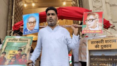 Photo of सपा विधायक अतुल प्रधान कांवड़ लेकर विधानसभा पहुंचे 