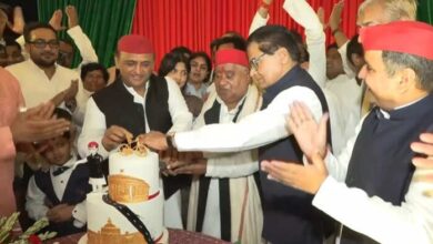 Photo of डिंपल और अखिलेश ने मनाया अवधेश प्रसाद का बर्थडे