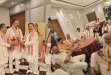 Photo of यूपी : कुटुम्ब परिवार कार्यक्रम में बीजेपी के साथ दिखे विपक्ष के विधायक